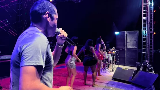 Shows de Rogerinho e Guig Ghetto atraem multidão para Carnaval de Mucuri