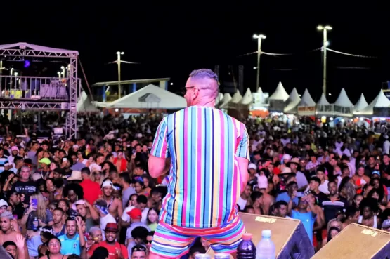 Shows de Rogerinho e Guig Ghetto atraem multidão para Carnaval de Mucuri