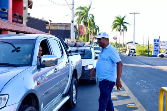 Prefeito Robertinho recepciona turistas e convidados que chegam ao Carnaval de Mucuri