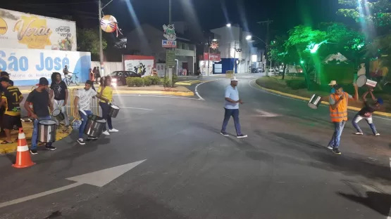 Prefeito Robertinho recepciona turistas e convidados que chegam ao Carnaval de Mucuri