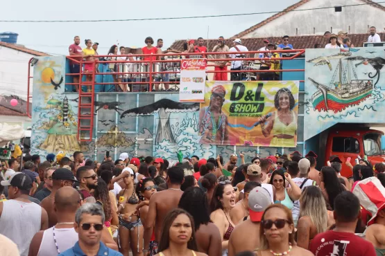 O Carnaval em Caravelas chega em seu quinto dia de festa com muita animação 