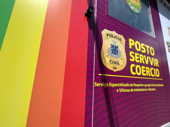 Mulher que chamou ambulante de macaco é presa em flagrante