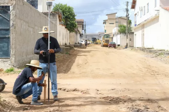 Teixeira de Freitas - Obra de pavimentação em ruas do Jardim Caraípe é iniciada