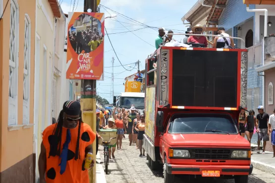 Carnaval em Caravelas chega ao fim com o tradicional banho de cheiro  