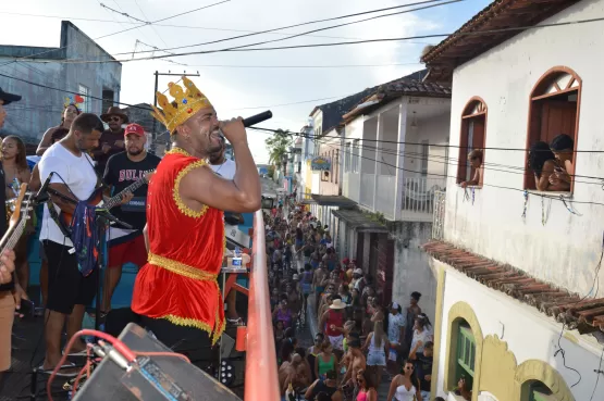 Carnaval em Caravelas chega ao fim com o tradicional banho de cheiro  