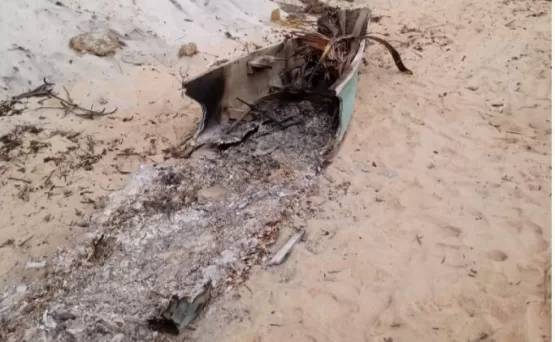 Vândalos estão incendiando botes de pescadores na praia de Prado
