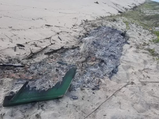 Vândalos estão incendiando botes de pescadores na praia de Prado