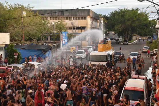 Carnaval em Caravelas chega ao fim com o tradicional banho de cheiro  