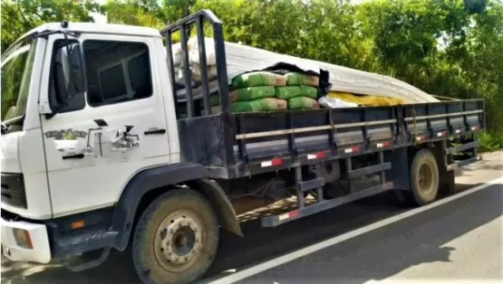 PRF flagra caminhão transportando carga solta na carroceria em Teixeira de Freitas