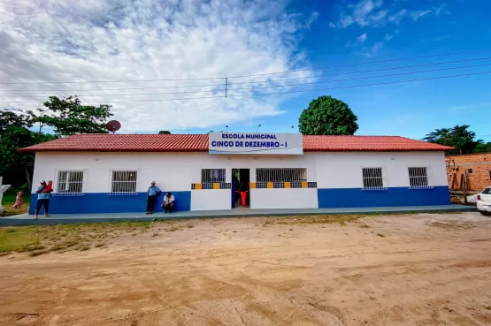 Prefeito Gilvan reinaugura Escola em Riacho das Ostras, no Prado