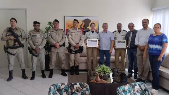 Prefeito Mildson Medeiros  entrega Moção de Aplausos aos majores Kelly Ravani e Calmon