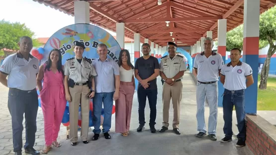 Prefeito Mildson Medeiros  entrega Moção de Aplausos aos majores Kelly Ravani e Calmon