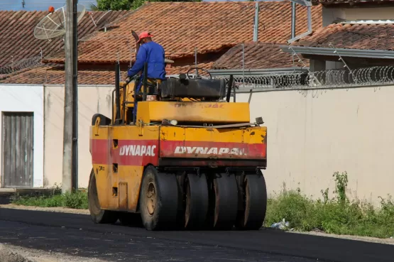 Avenida das Galáxias  no bairro Bonadiman começa a receber paviementação asfaltíca 