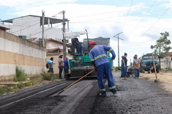 Avenida das Galáxias  no bairro Bonadiman começa a receber paviementação asfaltíca 