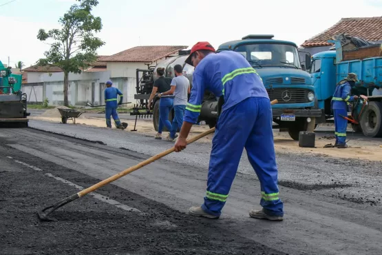 Avenida das Galáxias  no bairro Bonadiman começa a receber paviementação asfaltíca 