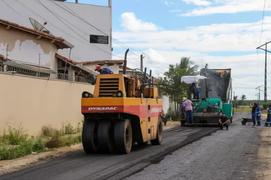 Avenida das Galáxias  no bairro Bonadiman começa a receber paviementação asfaltíca 