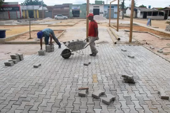 Construção de praça no Ulisses Guimarães em Teixeira de Freitas avança