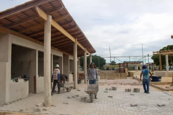 Construção de praça no Ulisses Guimarães em Teixeira de Freitas avança