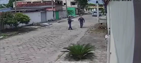 Câmera de segurança flagra policial executando jovem algemado em Pedro Canário