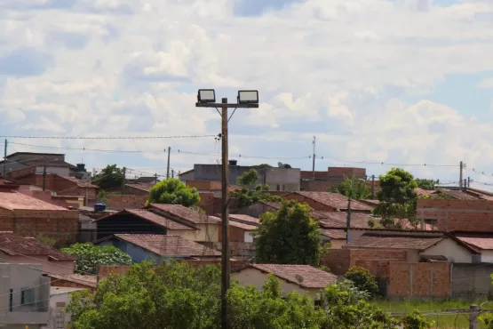 Prefeitura instala refletores de LED em campo de Teixeira de Freitas