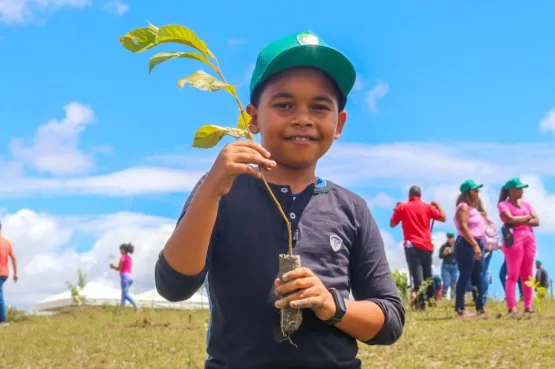 Secretaria de Meio Ambiente realiza o plantio de mudas nativas com alunos de escola em Teixeira de Freitas