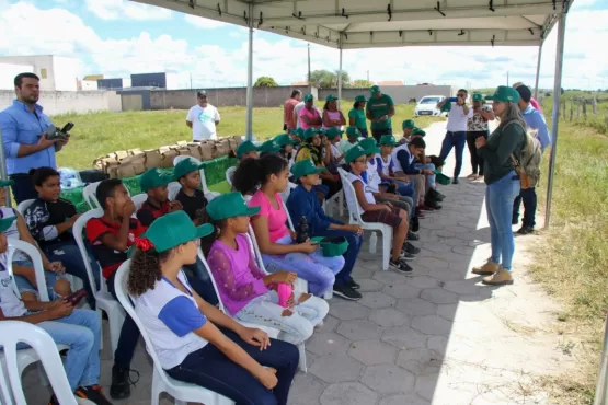 Secretaria de Meio Ambiente realiza o plantio de mudas nativas com alunos de escola em Teixeira de Freitas