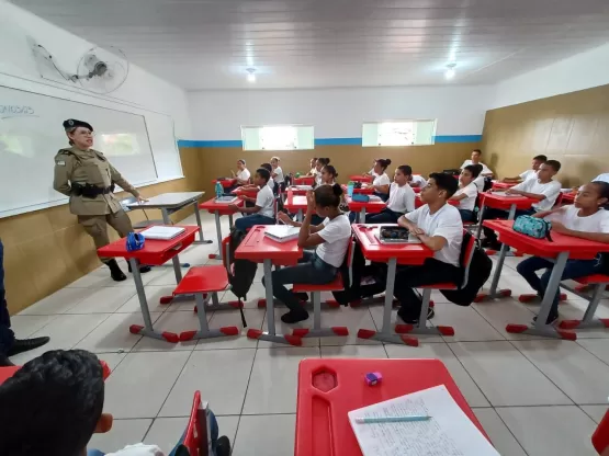 Medeiros Neto: secretário de Educação e comandante da 44ª CIPM visitam a Escola Profª Iêda Alves de Oliveira - SCPM