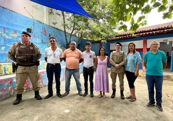 Medeiros Neto: secretário de Educação e comandante da 44ª CIPM visitam a Escola Profª Iêda Alves de Oliveira - SCPM