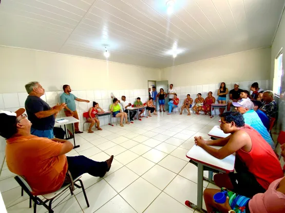 Prefeitura de Medeiros Neto realiza reunião com responsáveis e estudantes de Santa Luzia do Norte