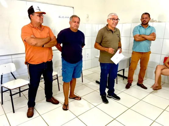 Prefeitura de Medeiros Neto realiza reunião com responsáveis e estudantes de Santa Luzia do Norte