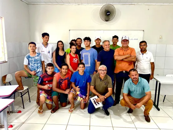 Prefeitura de Medeiros Neto realiza reunião com responsáveis e estudantes de Santa Luzia do Norte