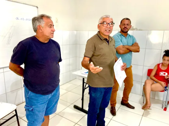 Prefeitura de Medeiros Neto realiza reunião com responsáveis e estudantes de Santa Luzia do Norte