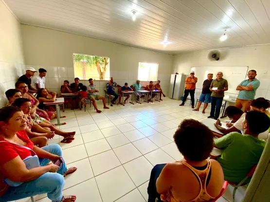 Prefeitura de Medeiros Neto realiza reunião com responsáveis e estudantes de Santa Luzia do Norte