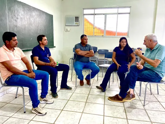 Prefeito Beto Pinto se reúne com líderes da associação de moradores da Vila Mutum