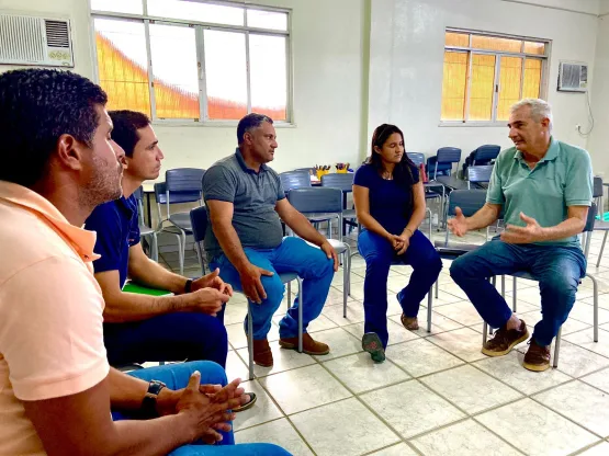 Prefeito Beto Pinto se reúne com líderes da associação de moradores da Vila Mutum