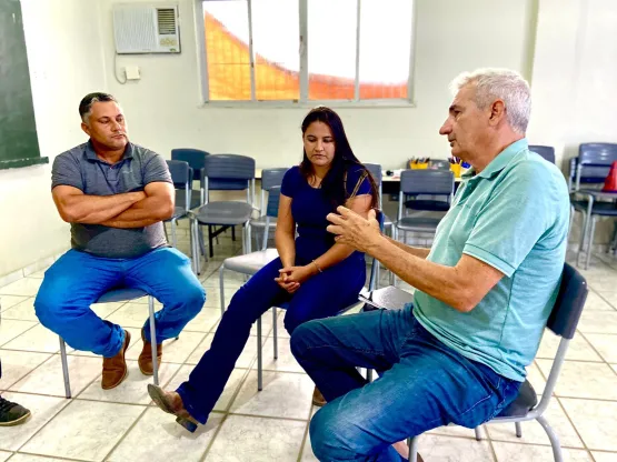 Prefeito Beto Pinto se reúne com líderes da associação de moradores da Vila Mutum