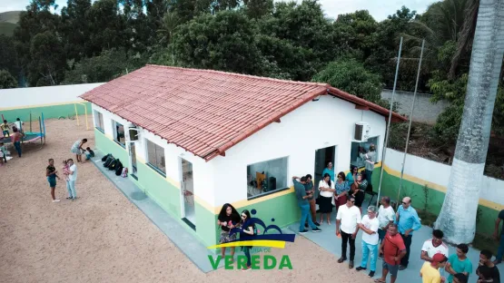 Prefeitura de Vereda entrega obras de reforma da Escola Eujácio Simões e ônibus e trator zero km para a comunidade