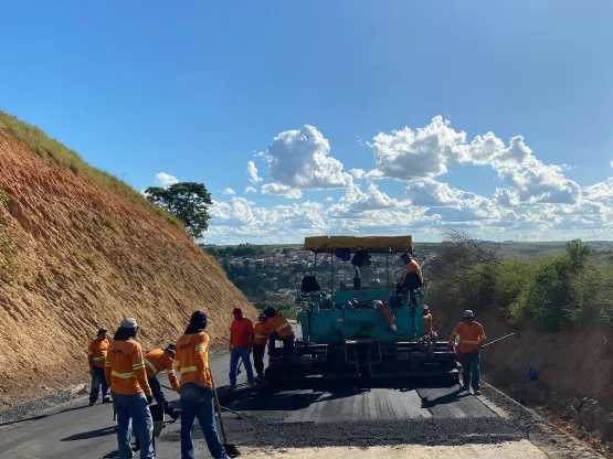 Prefeitura de Medeiros Neto comemora agilidade na pavimentação asfáltica de acesso que liga as BAs 290 e 690