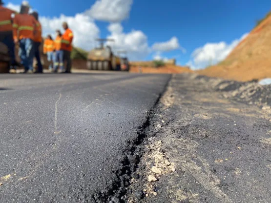 Prefeitura de Medeiros Neto comemora agilidade na pavimentação asfáltica de acesso que liga as BAs 290 e 690