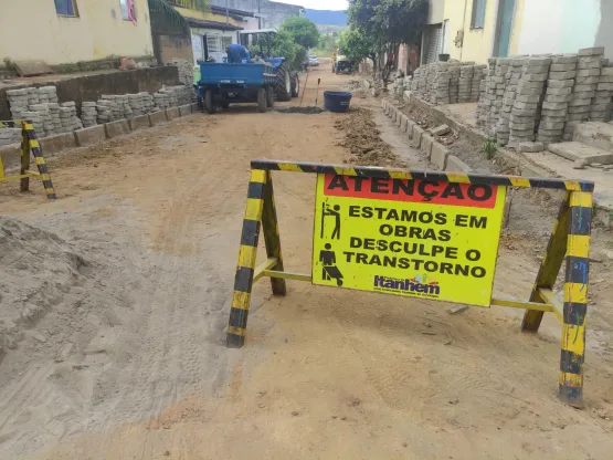 Prefeitura de Itanhém inicia pavimentação da Rua Demóstenes Dias, no bairro Grinaldo Medeiros