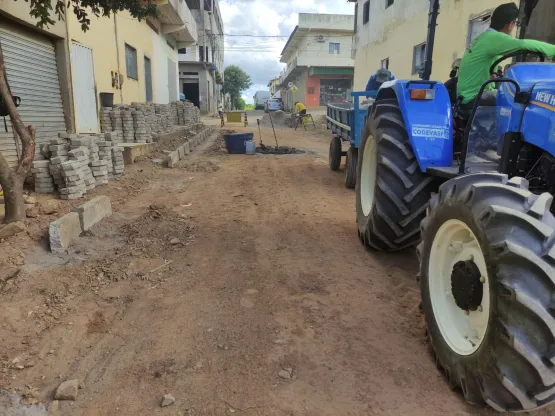 Prefeitura de Itanhém inicia pavimentação da Rua Demóstenes Dias, no bairro Grinaldo Medeiros