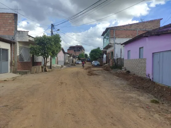 Prefeitura de Itanhém inicia pavimentação da Rua Demóstenes Dias, no bairro Grinaldo Medeiros