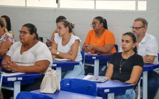  Profissionais da saúde de Teixeira de Freitas participam de palestra sobre a vacina bivalente contra a Covid 19