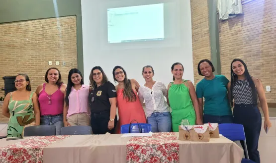 Delegada Valéria Chaves, coordenadora da 8ª Coorpim de Teixeira de Freitas palestra para alunos do Ceprog no Dia Internacional da Mulher
