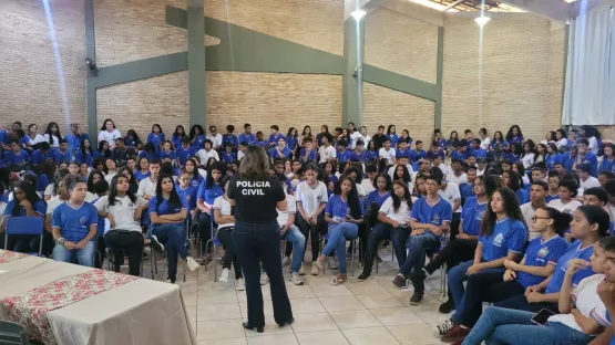 Delegada Valéria Chaves, coordenadora da 8ª Coorpim de Teixeira de Freitas palestra para alunos do Ceprog no Dia Internacional da Mulher