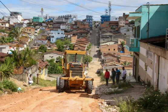 Secretaria de Infraestrutura realiza nivelamento em rua do Wilson Brito