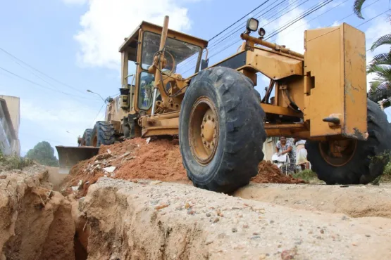 Secretaria de Infraestrutura realiza nivelamento em rua do Wilson Brito