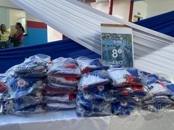 Prefeitura de Medeiros Neto entrega kits completos de uniforme para estudantes da Escola Iêda - Modelo CPM