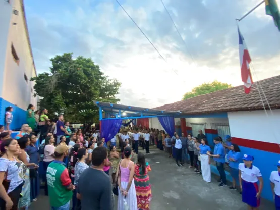 Prefeitura de Medeiros Neto entrega kits completos de uniforme para estudantes da Escola Iêda - Modelo CPM