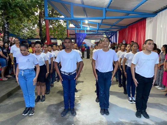 Prefeitura de Medeiros Neto entrega kits completos de uniforme para estudantes da Escola Iêda - Modelo CPM